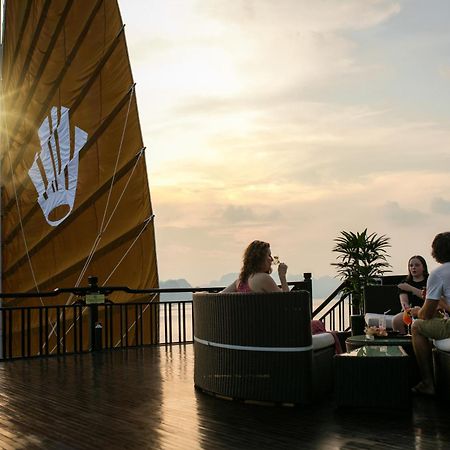 Hotel Genesis Luxury Regal Cruises Hạ Long Exterior foto