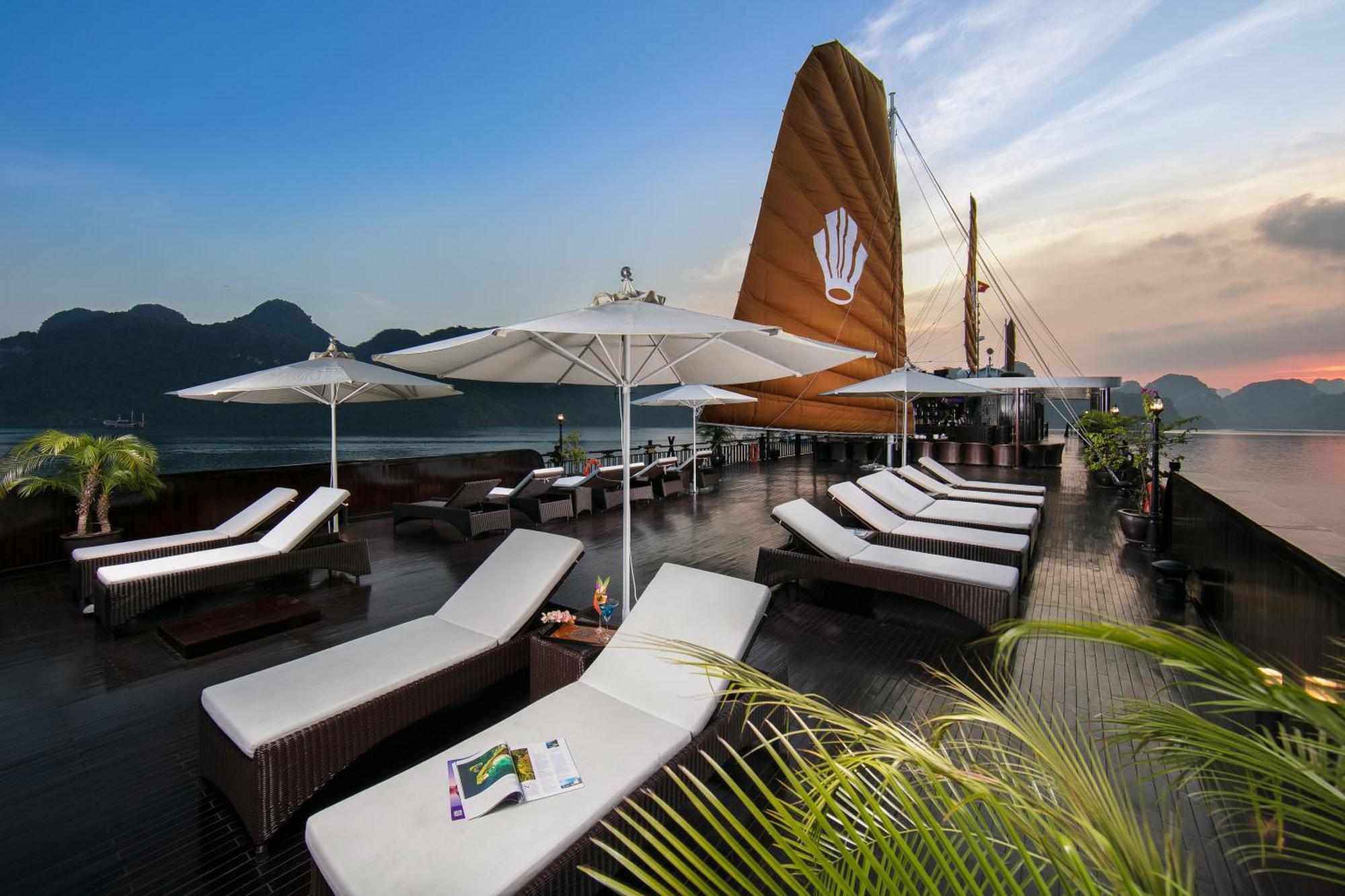 Hotel Genesis Luxury Regal Cruises Hạ Long Exterior foto