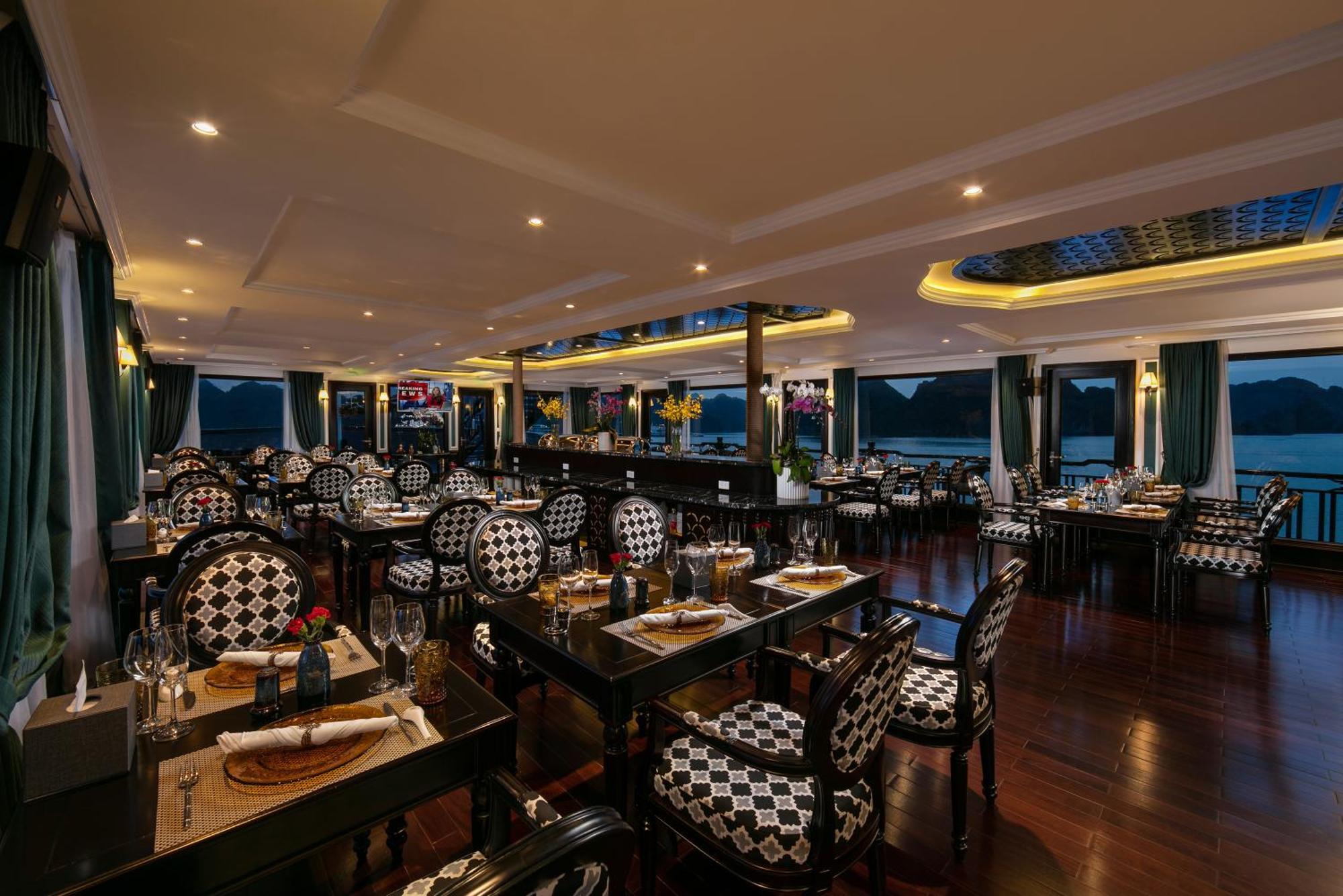 Hotel Genesis Luxury Regal Cruises Hạ Long Exterior foto