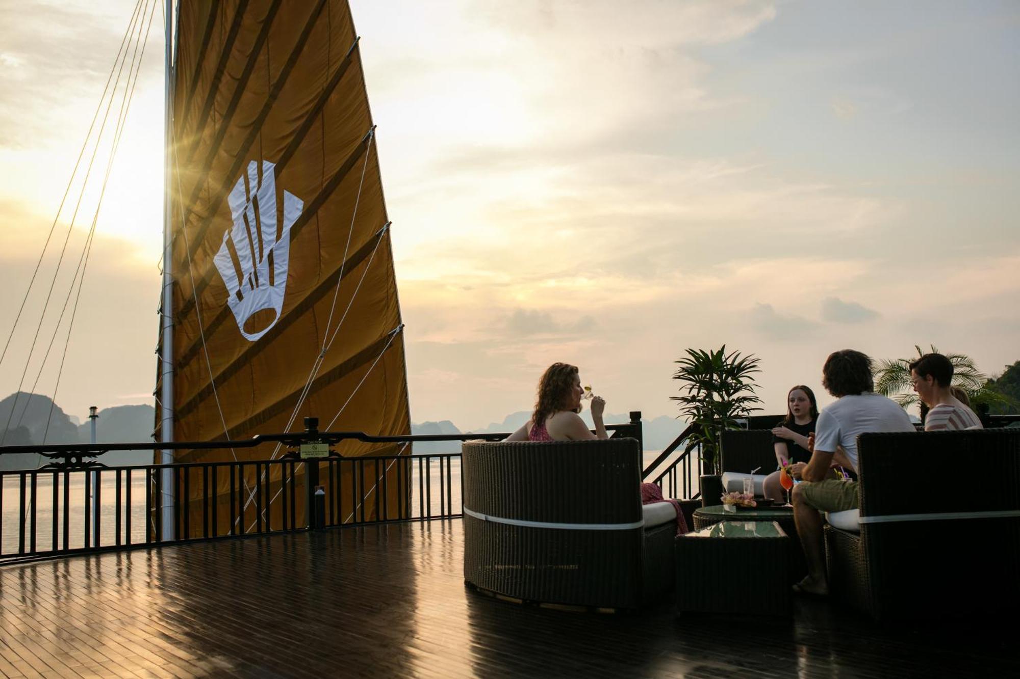 Hotel Genesis Luxury Regal Cruises Hạ Long Exterior foto